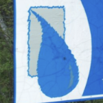 一个风格化的水滴画在一个标志上