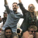 白人年轻人在户外聚会