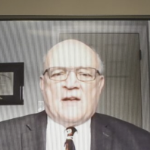 罗伯特斯特朗博士在电脑监视器上看到