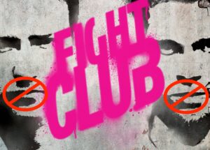 在电影《搏击俱乐部》的一张海报上，标题用粉红色的大字在正中间。后面是灰色的水泥墙。在标题的两侧，左边是被喷晕的埃德·诺顿的脸，右边是布拉德·皮特的脸。这两个人的嘴上都挂着“取消”的牌子，审查他们。