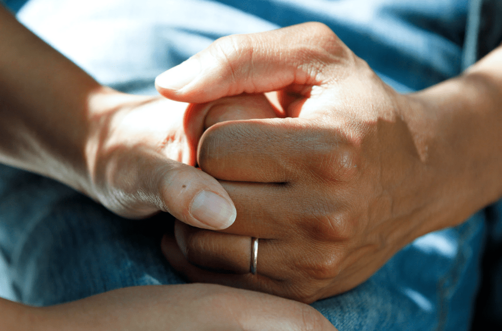 两个人手牵手的特写。