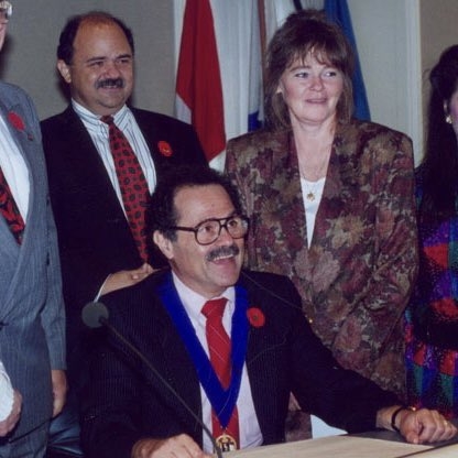 坐着的人被站着的人包围着