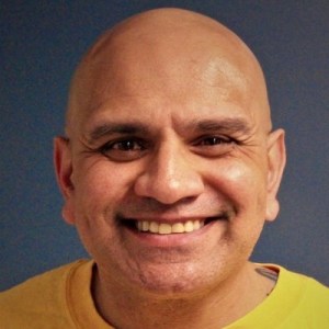 一个穿着黄色t恤的秃头男人在微笑