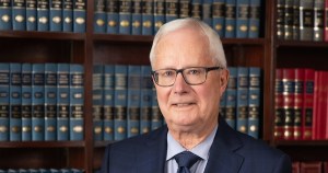 一个人站在书架前