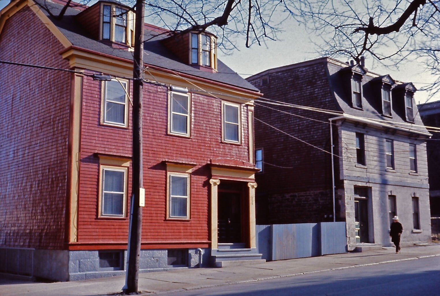 两间房子，一间红的，一间灰的