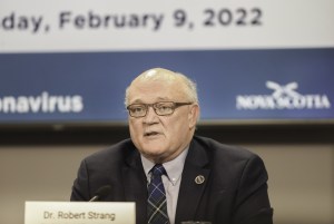 一个坐在办公桌前的男人