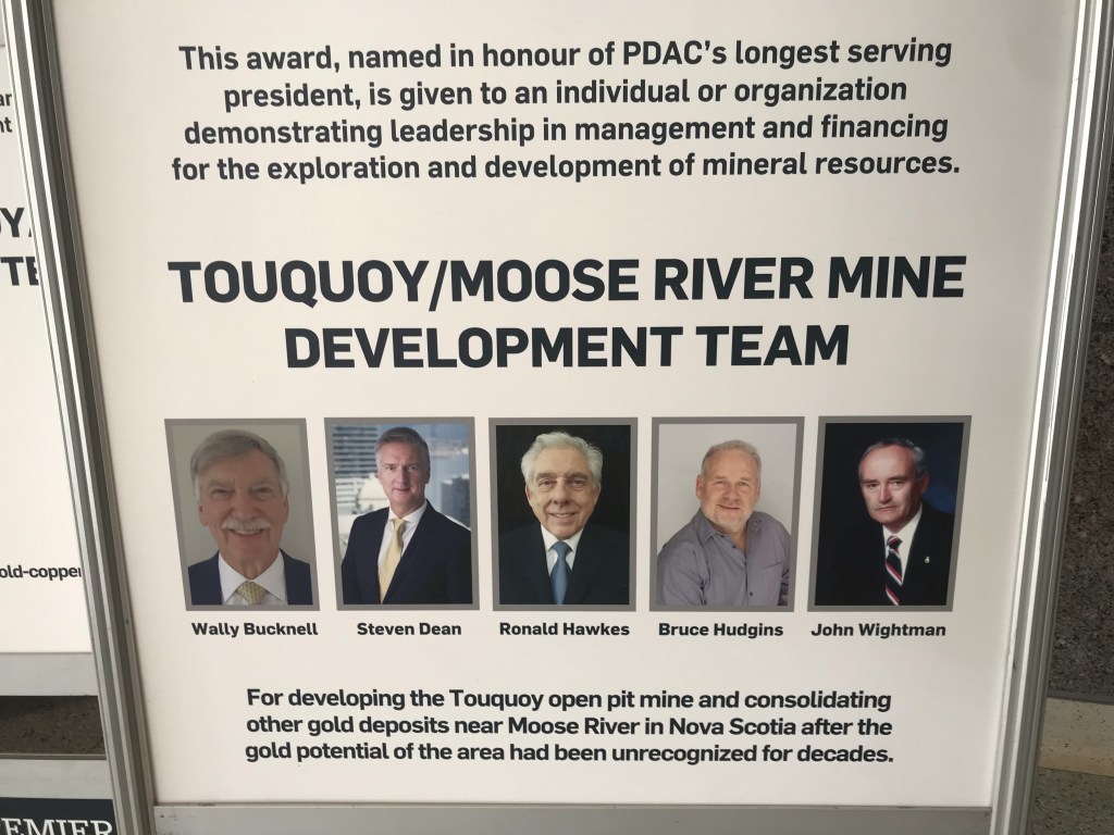 这张海报是在2020年加拿大探矿者和开发商协会(PDAC)大会上发布的，展示了开发Touquoy金矿而获得殊荣的大西洋金矿团队。照片:琼巴克斯特