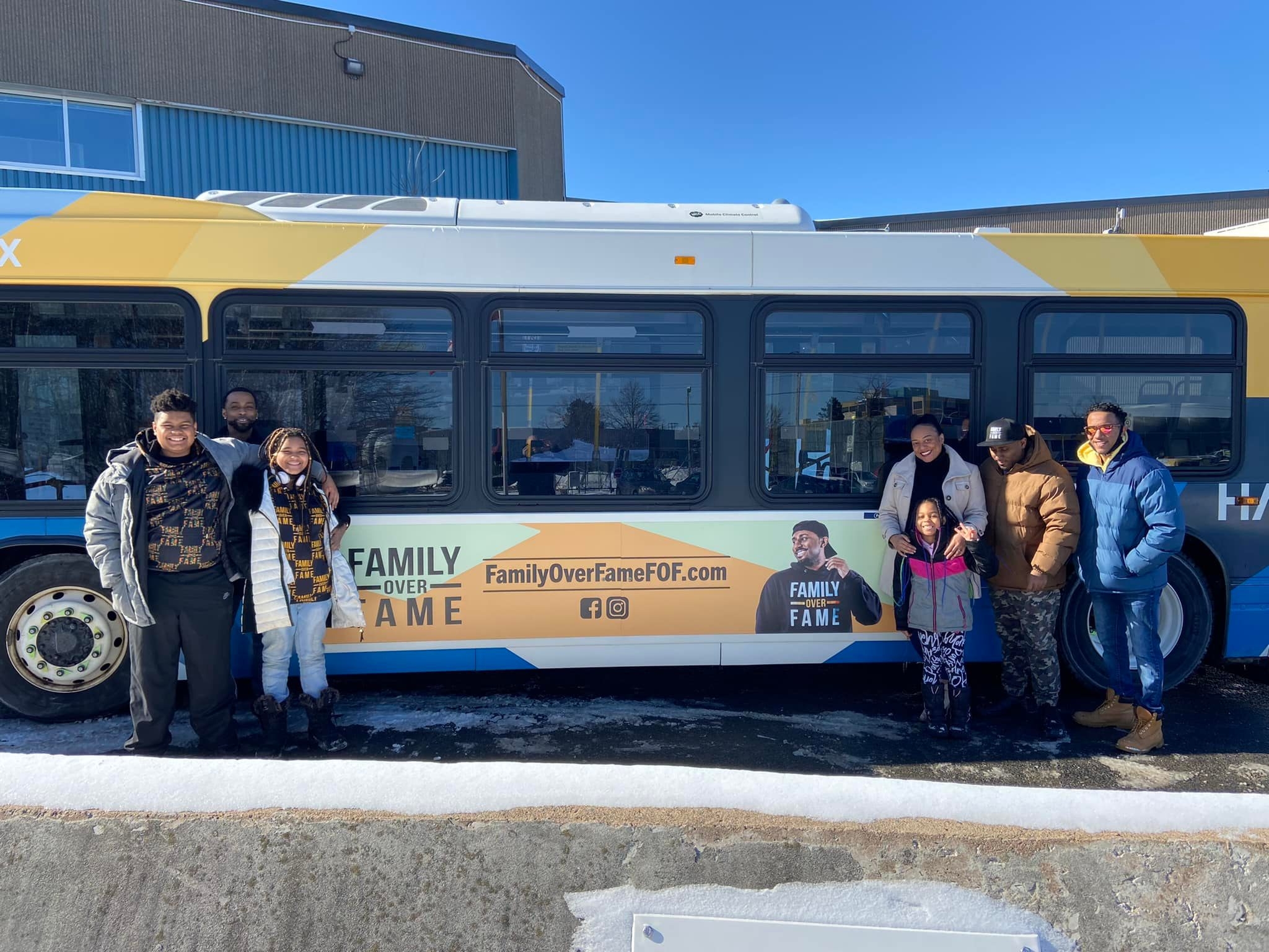 哈利法克斯公共汽车上的“家庭胜过名誉”海报广告