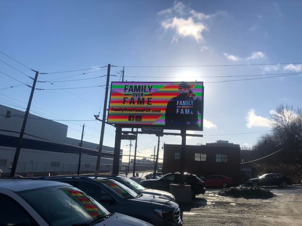 哈利法克斯巴林顿街的大型户外“家庭高于名声”广告牌。