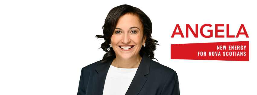 身穿黑色运动夹克的黑人女士对着镜头微笑。