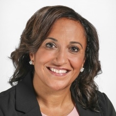 一名微笑的黑人妇女的爆头有肩长的头发