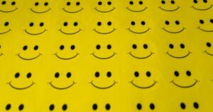 黄色背景上的笑脸画线