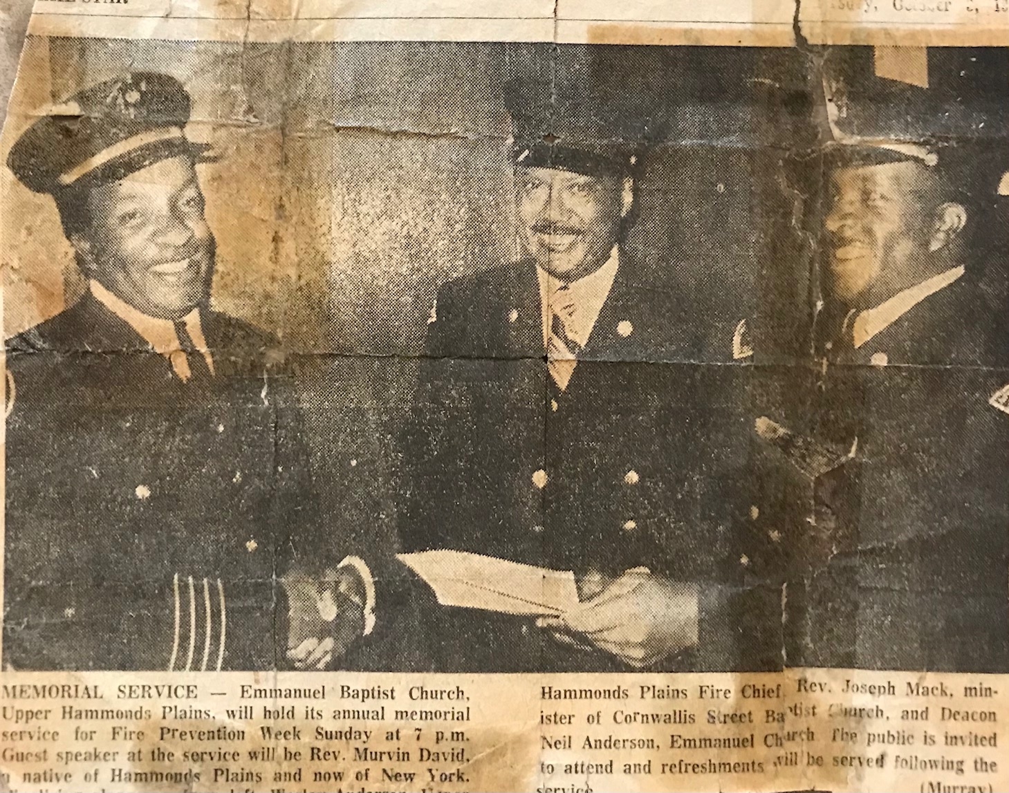 三个穿制服的黑人消防员的旧报纸照片