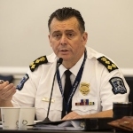 哈利法克斯地区警察局长丹·金塞拉坐在办公桌前