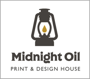 白色背景上的黑色标志，是一个带有金色火焰的野营灯，下面有“午夜太平印刷和设计屋”的字样。