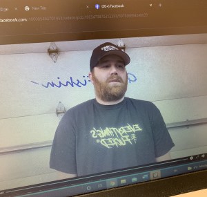 脸书视频中一个男人的截图。