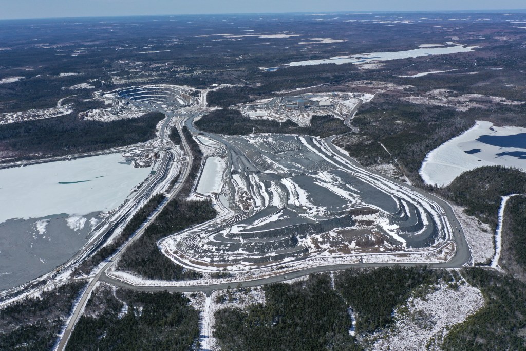 2021年春天Touquoy露天金矿的鸟瞰图，废石堆在前面，尾矿设施在左边，后面是深露天坑。照片:贡献