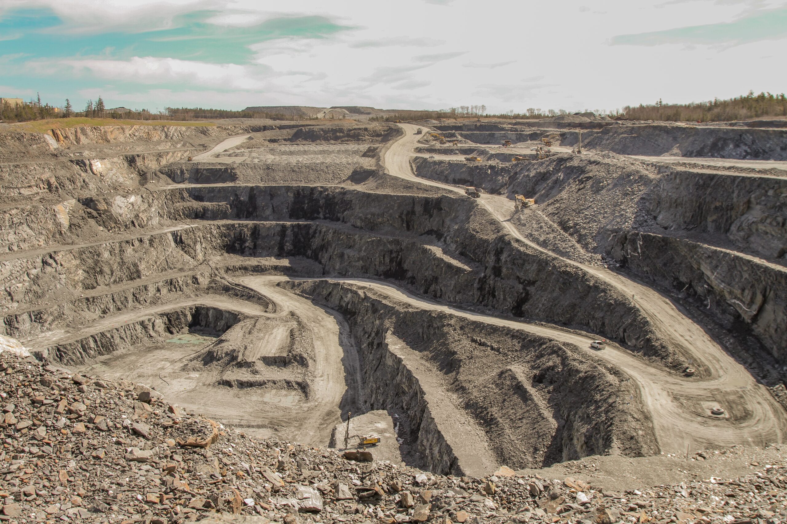 鸟瞰Touquoy露天金矿，蜿蜒的道路向下延伸到矿坑。照片了。