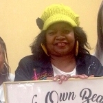 萨曼莎·迪克森·斯劳特戴着一顶黄色针织帽，穿着一件黑色皮夹克