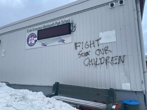 格罗夫纳-温特沃斯公园小学的涂鸦上写着要打四个我们的孩子