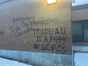 格罗夫纳-温特沃斯公园小学的涂鸦上写着:支持卡车司机，自由加拿大，特鲁多是索罗斯的傀儡。