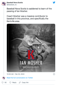 新斯科舍棒球队在推特上发文哀悼伊恩·莫舍的去世。一张莫舍拿着棒球棒的照片。他有白胡子，面带微笑