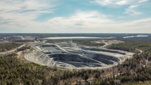 驼斯河Touquoy露天金矿的鸟瞰图显示了露天金矿的巨大陨石坑，后面远处是尾矿库和废石堆。照片:西蒙Ryder-Burbidge