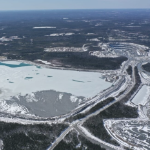 尾矿池塘的鸟瞰图在冬天
