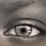 黑孩子的左眼的特写镜头。