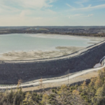 金矿尾矿池塘的鸟瞰图