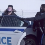 一名抗议者上了一辆警车