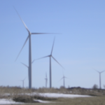 蓝天下的风力涡轮机