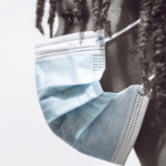 有戴着蓝色医疗面具的下巴长度辫子的黑人