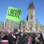 抗议标语上写着“Liberté”