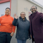 站立三名黑人一起挥动在观察者