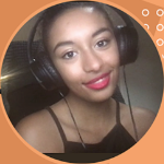 一位戴着黑色耳机的年轻黑人妇女对着镜头微笑