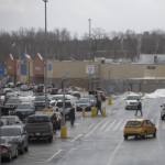 大型购物区停车场里的汽车