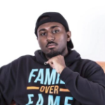 穿着运动衫和黑色球帽的黑人男子