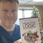 一个白人拿着一本题为《健康逻辑》的书