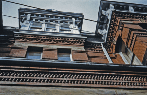 抬头看巴林顿街一栋建筑物侧面的照片