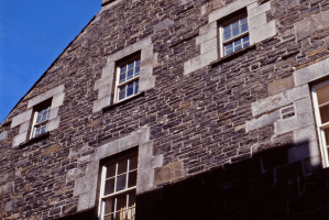 一座老建筑物上的石工近景