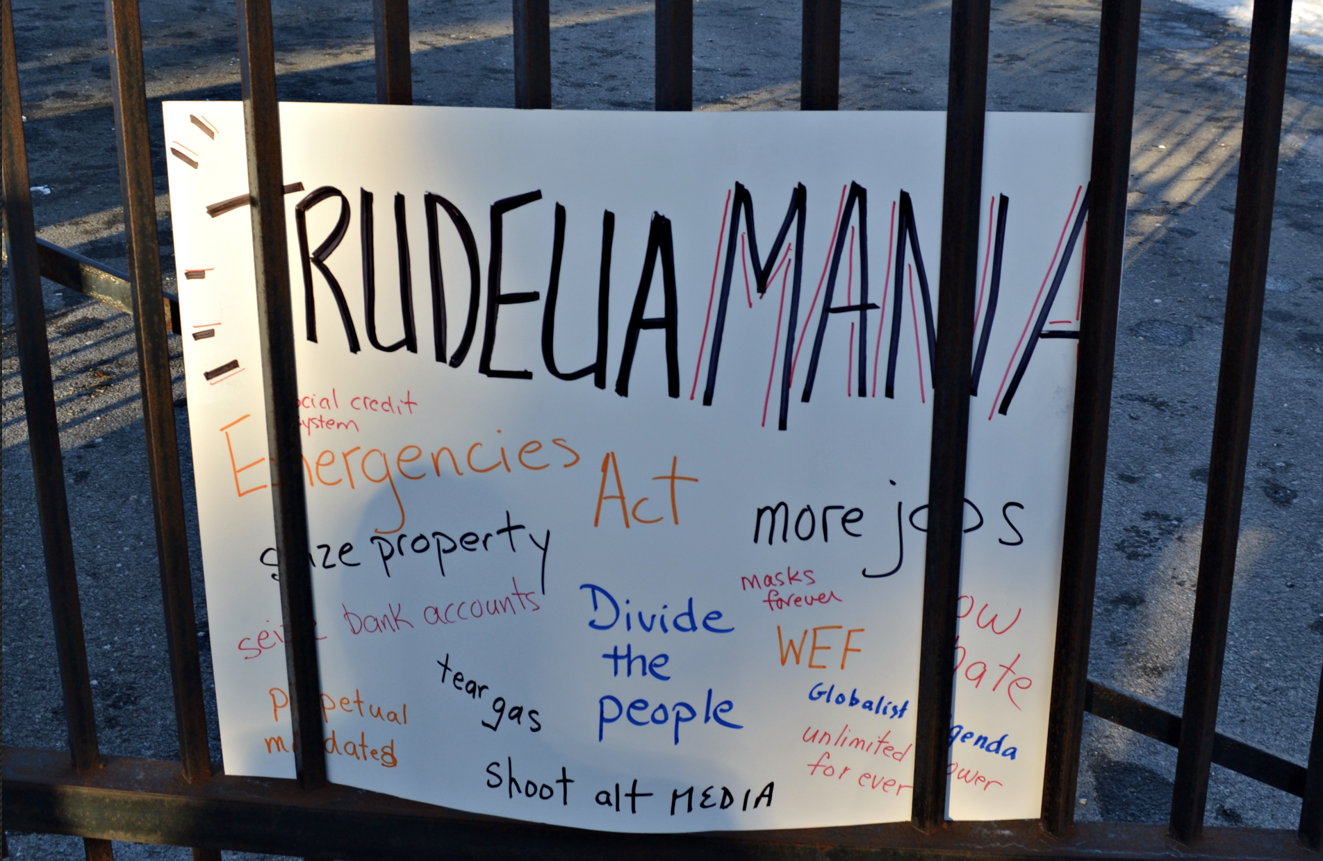 贴在大门上的白色布里斯托木板上的标志