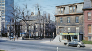 巴灵顿街的政府大楼是一座宏伟的石头住宅。