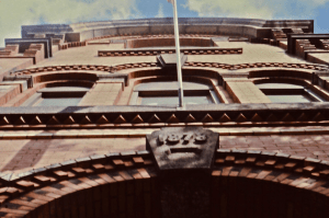 仰望大楼的正面