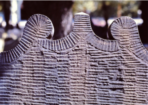 刻有凿痕的墓碑