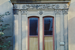 用砖石砌成的防风门廊