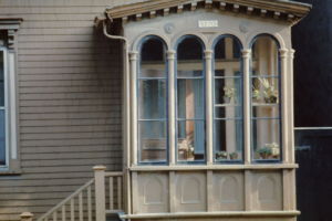 门廊:房子上装饰性的防风门廊