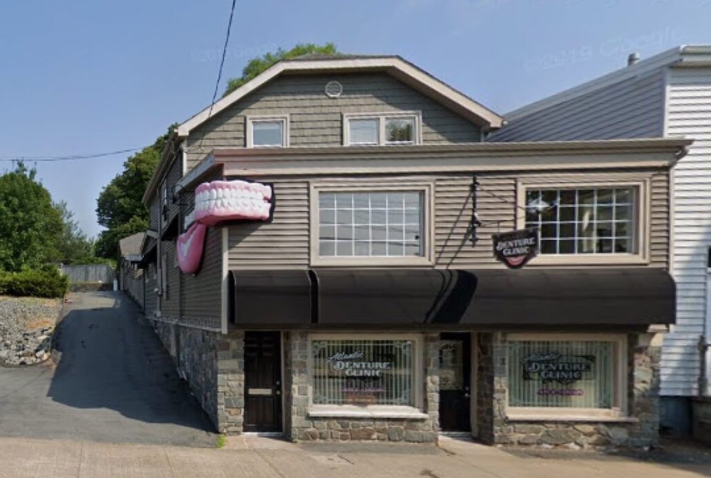 一座有着巨大牙齿的建筑