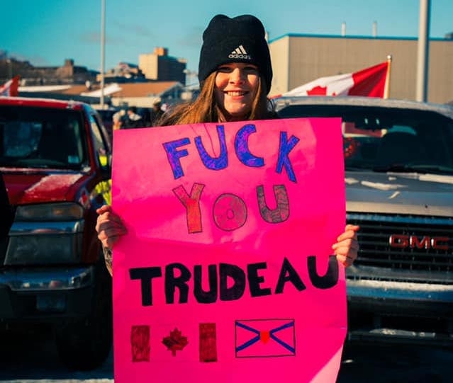 一个拿着淫秽标语的女人