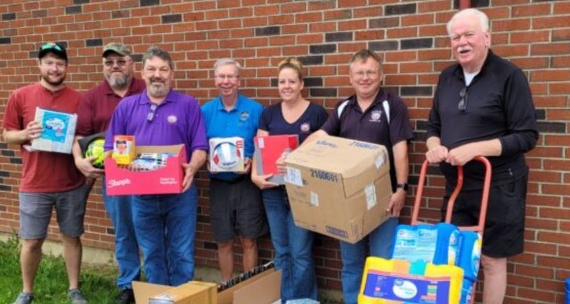 站着拿箱子的人